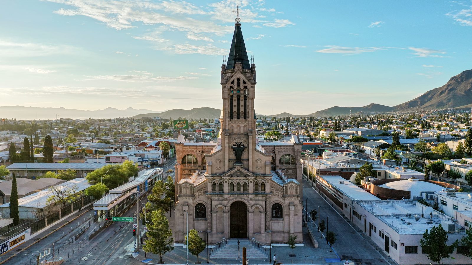 El templo sobre el eje de la avenida, con la ciudad y la sierra al fondo