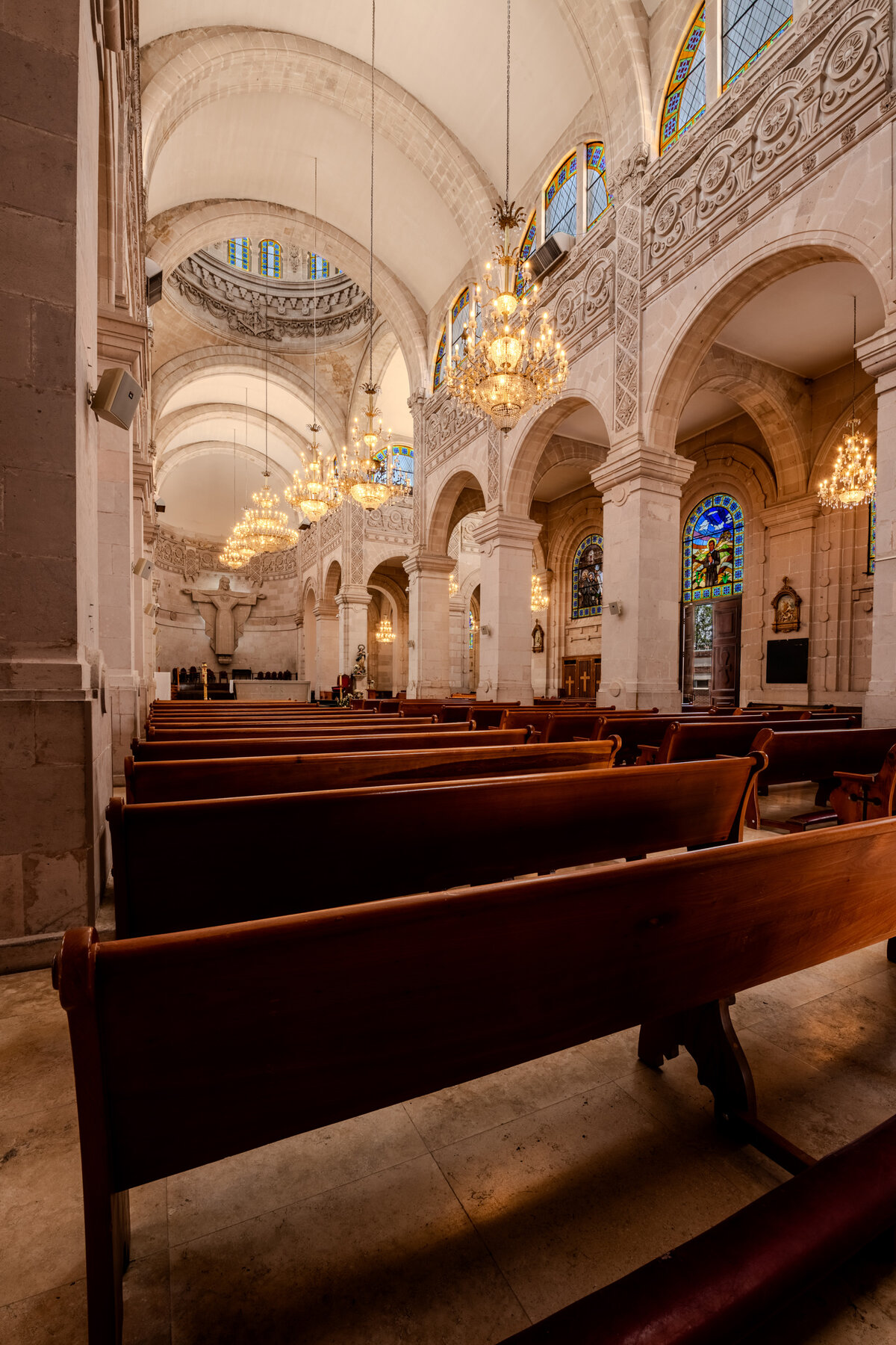Arcada de la nave y bancas