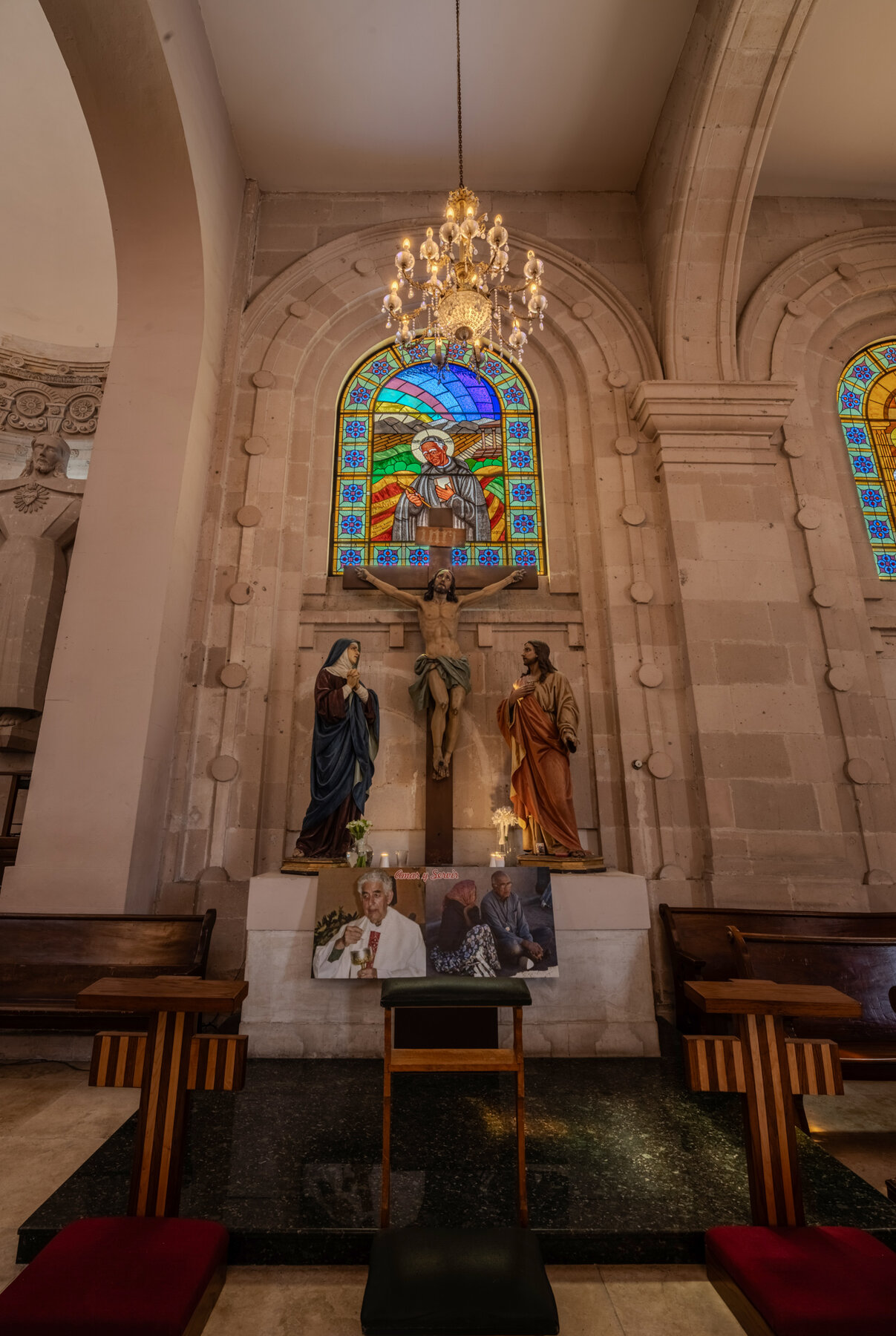 Capilla lateral con vitrales