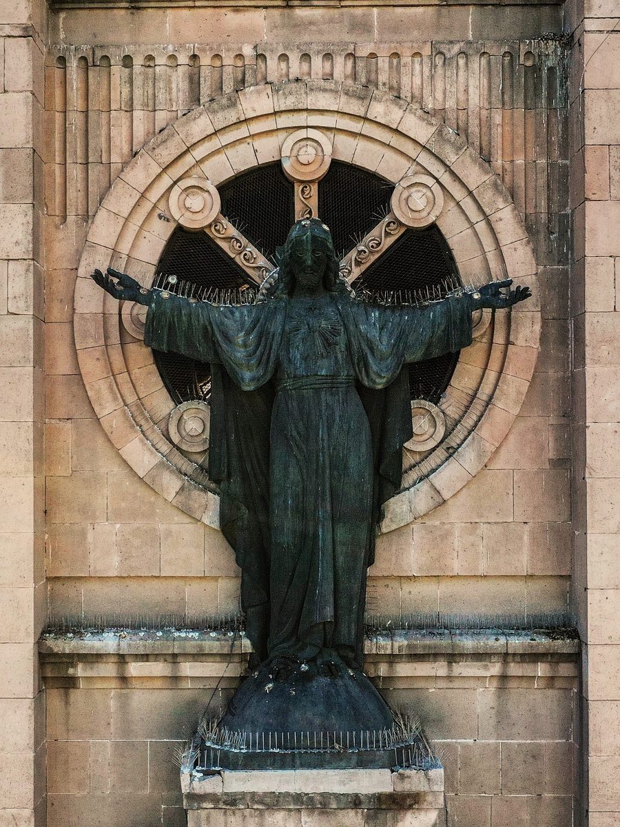 Escultura de Cristo sobre el rosetón calado