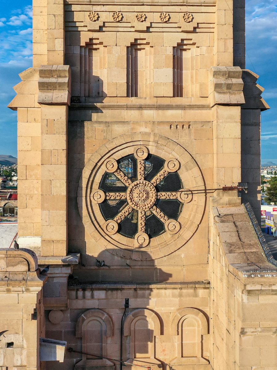 Torre lateral con rosetón