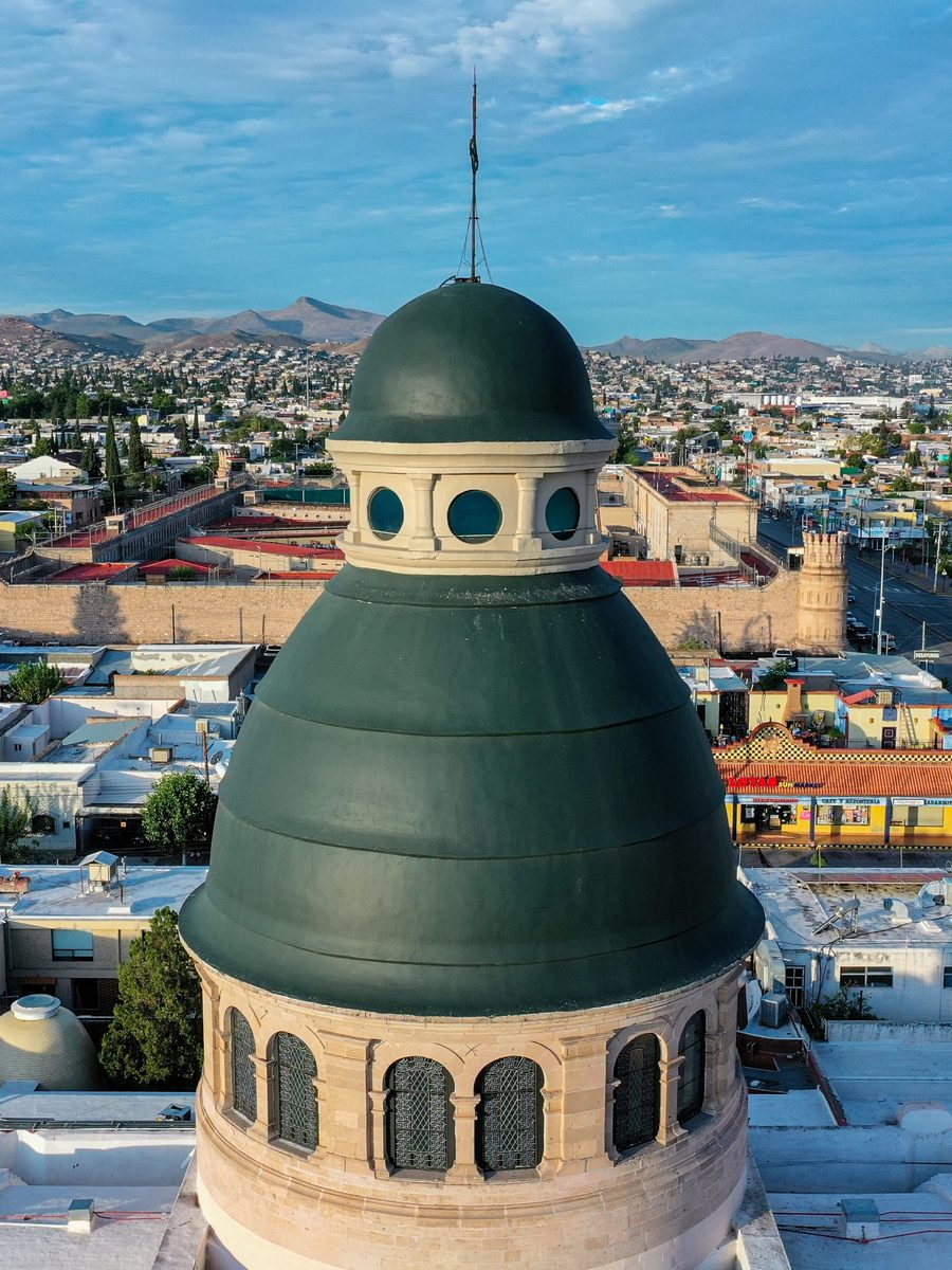 Linternilla sobre la cúpula, con la ciudad al fondo